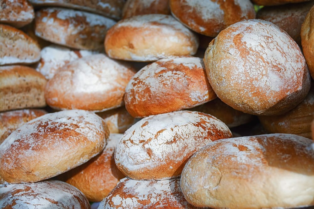 Pagnotte di pane rustico infarinate, appena sfornate